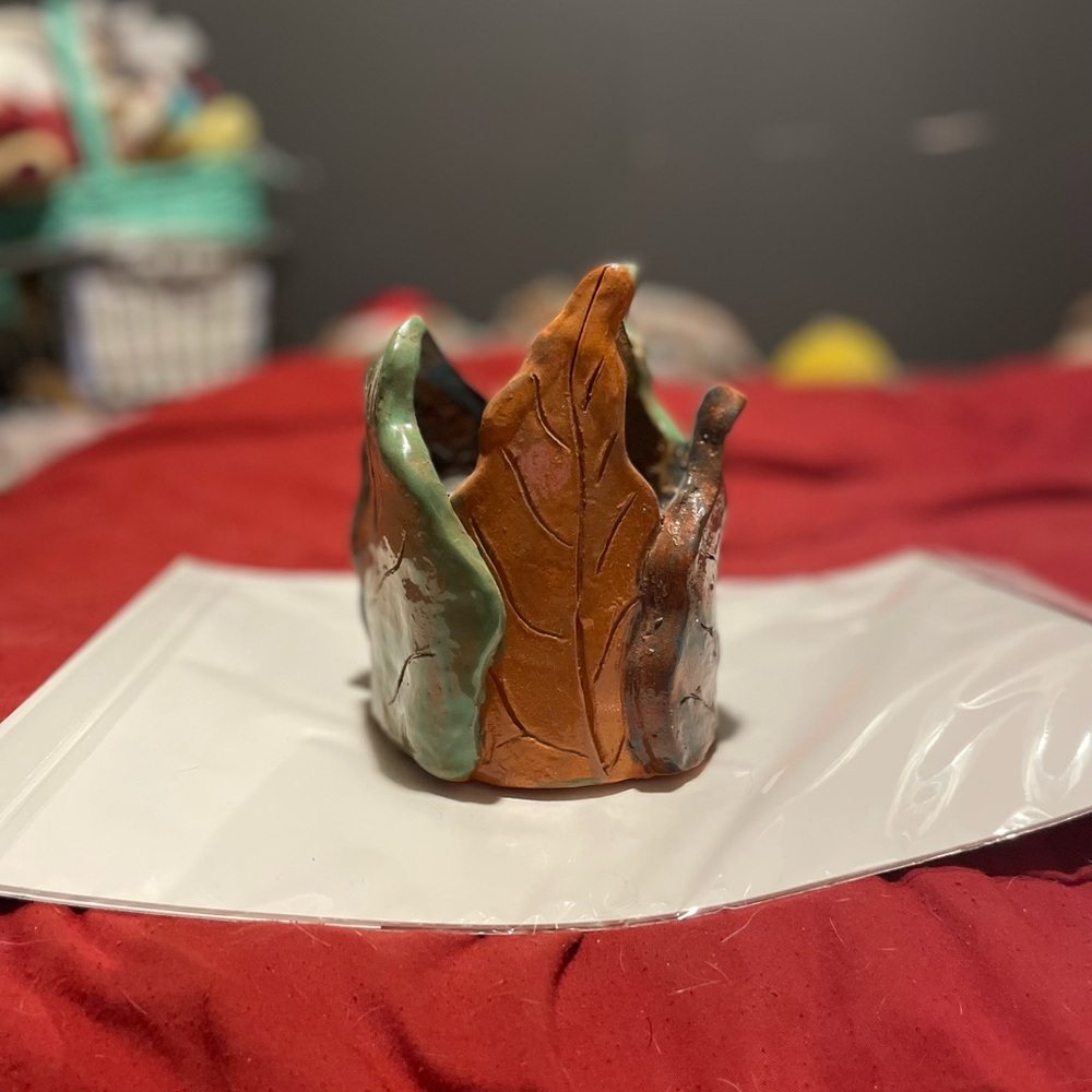 ❤️2/$25 Handcrafted Leaf Design Ceramic Vase
